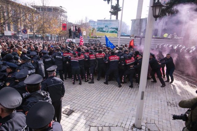 Një muaj nga protesta e 18 dhjetorit, protestuesit e opozitës u përleshën me policinë