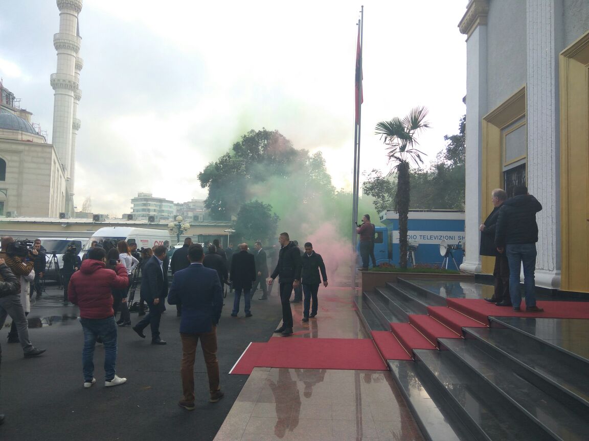 Një muaj nga protesta e 18 dhjetorit, protestuesit e opozitës u përleshën me policinë