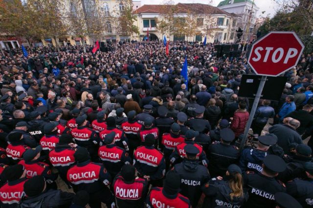 Një muaj nga protesta e 18 dhjetorit, protestuesit e opozitës u përleshën me policinë