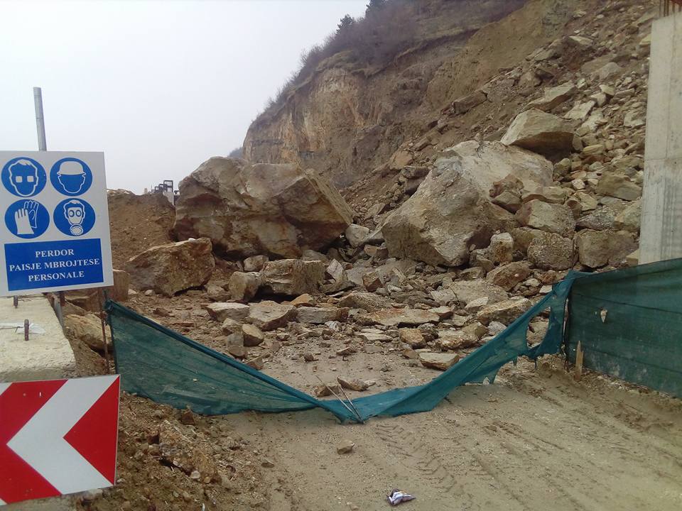 VIDEO & FOTO/ Qeverisë “i rrëshqet” edhe investimi 9 milionë eurosh në rrugën e Pogradecit