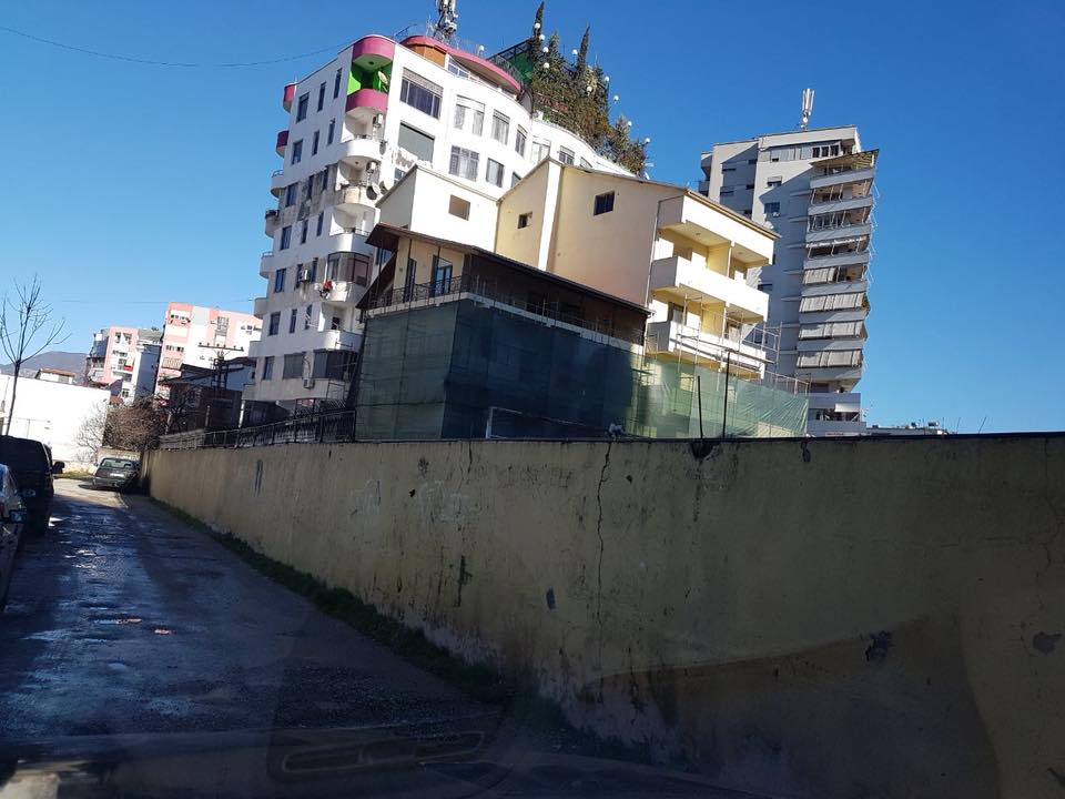 POSTIMI/Vila pa leje e Sadri Abazit bëhet vilë me leje