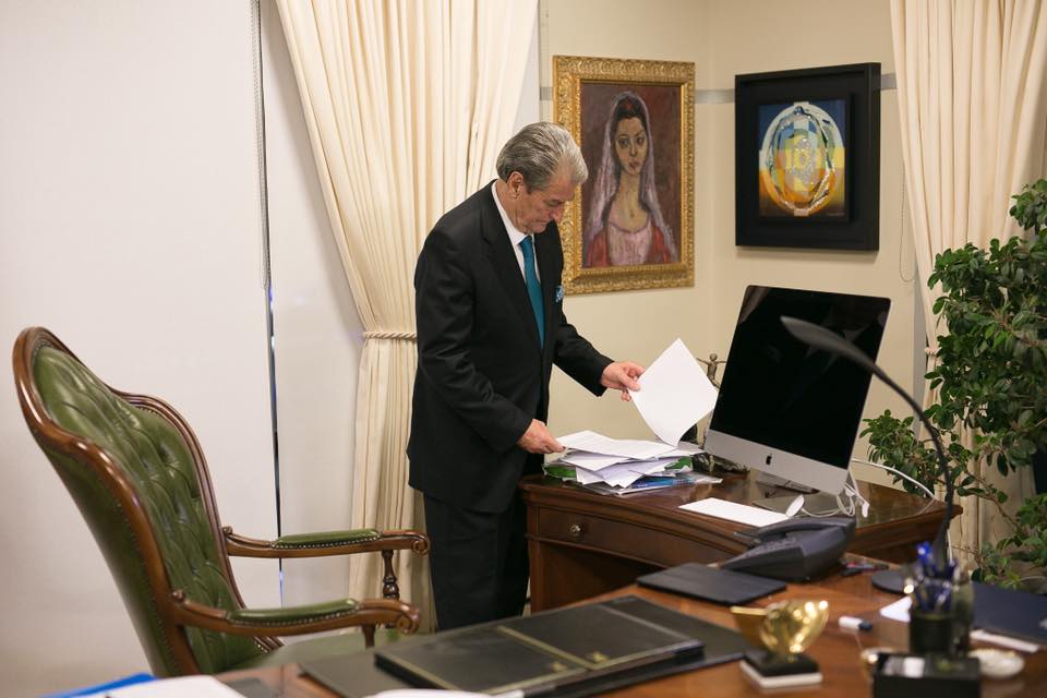 Studentja shqiptare nga Parisi: Falë kryeministrit Rama, azilkërkuesit shqiptarë ua kalojnë edhe afrikanëve