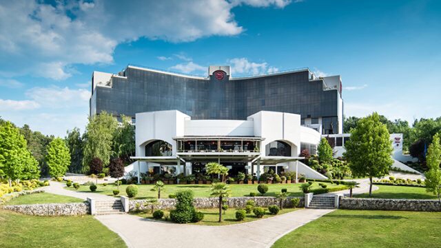 EMRI & VLERA/ Biznesmeni shqiptar blen Hotel Sheratonin në Tiranë