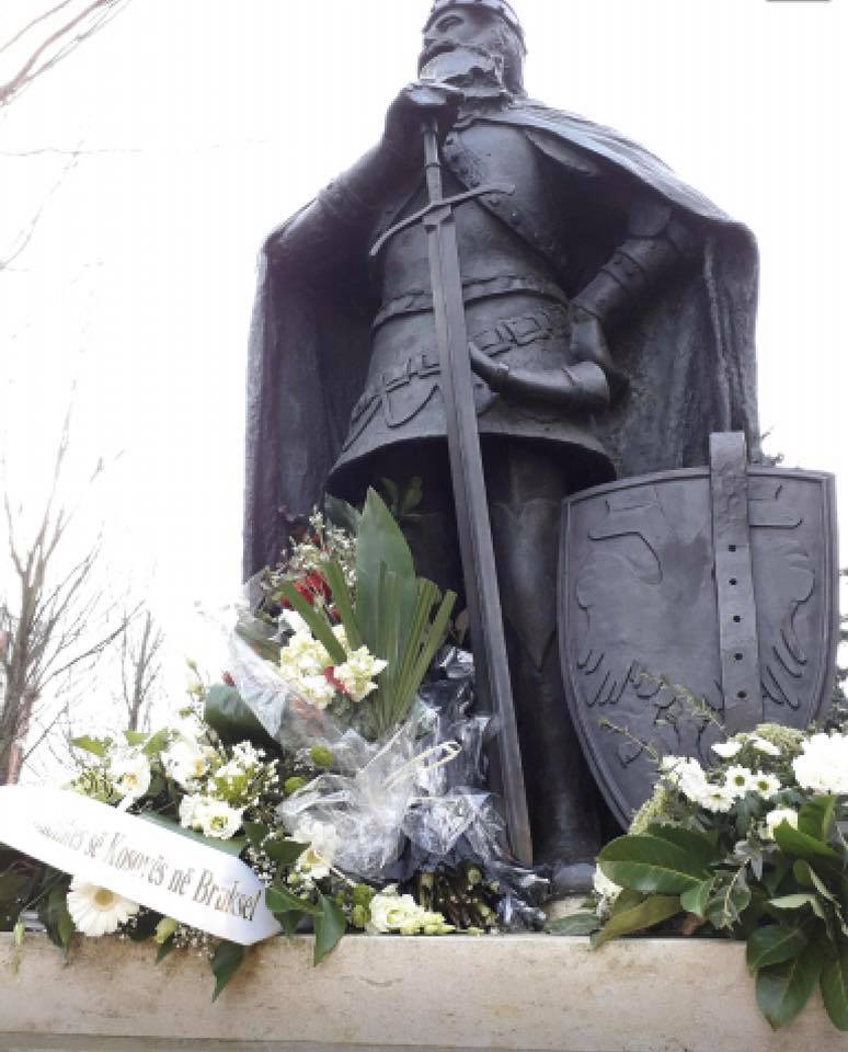 FOTO/Cila ambasadë vuri lule dje te busti i Skënderbeut, por jo ajo e Shqipërisë