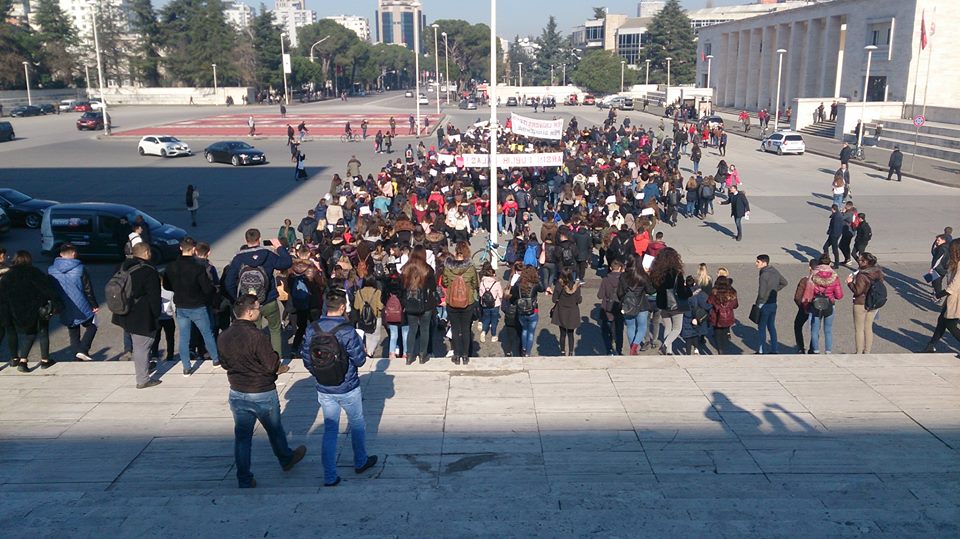 VIDEO / Studentët protestë për tarifat, ja çfarë kërkojnë nga Lindita Nikolla