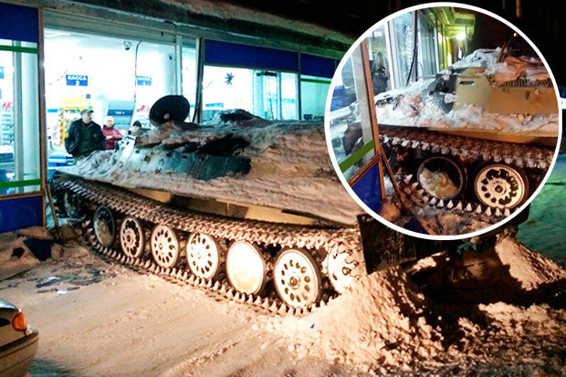 VIDEO/ Për një shishe verë, i dehuri vjedh tankun dhe shkatërron supermaketin