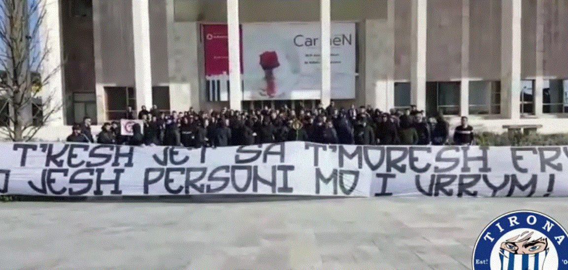 VIDEO/ “Tirona Fanatics”, protestë në sheshin Skënderbej, refuzon stadiumin