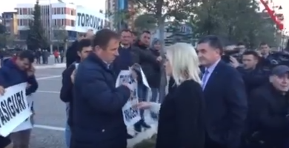 VIDEO/ Protestuesit përballen me ministren në Lezhë: Mahtruese…, turp…, turp…