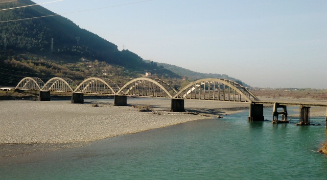 FOTO & DETAJE/ Milot makina në lumë, Policia konfirmon: Një i vdekur, ja kush është
