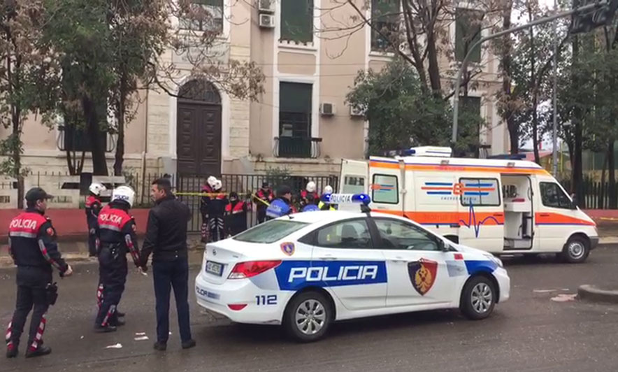 LAJMI I FUNDIT/ Goditen me arme zjarri nje djale dhe nje vajze