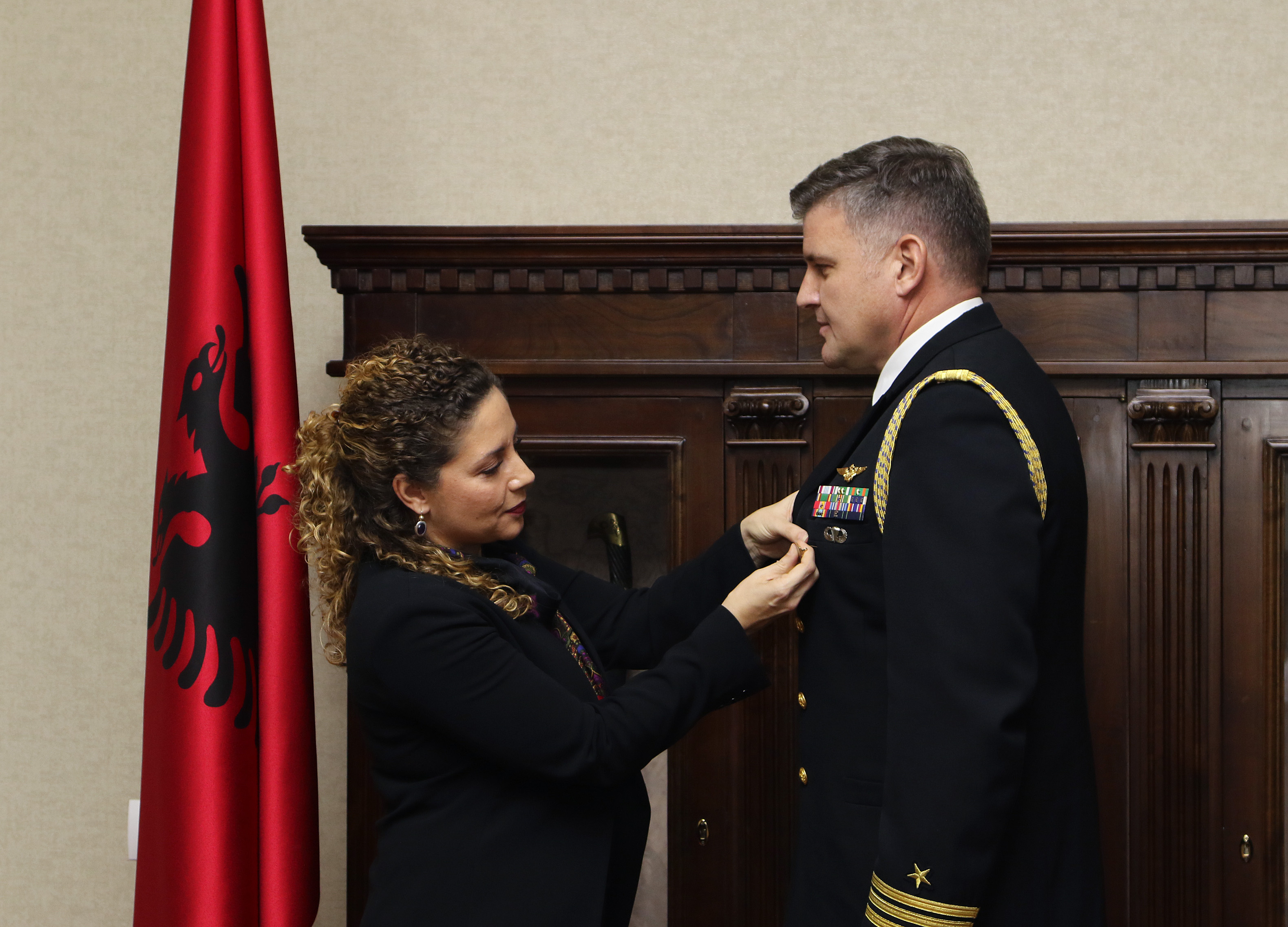 Pas votës kundër SHBA, qeveria nderon me dekoratë një amerikan