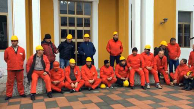 FOTO/ Fier, edhe zjarrfikësit e Uzinës së Naftës së Ballshit në protestë para prefekturës