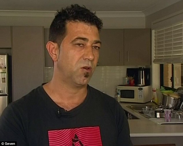 VIDEO & EMRI/ Shqiptari merr bekime pa fund, i kthen çantën me 6 mijë $ pronares