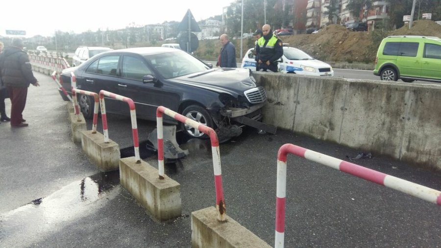 FOTO GALERI/ Tiranë, makina përplaset me trafikndarësen, plagoset shoferi