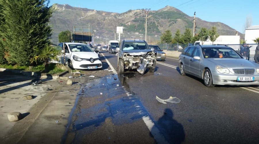 FOTO/ Elbasan, përplasen dy makina, plagosen dy persona