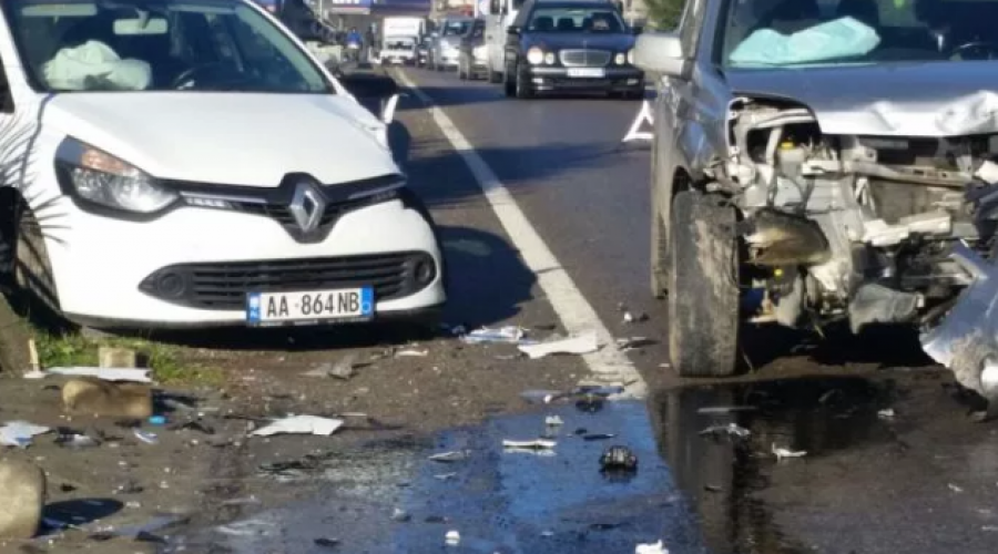 FOTO/ Elbasan, përplasen dy makina, plagosen dy persona