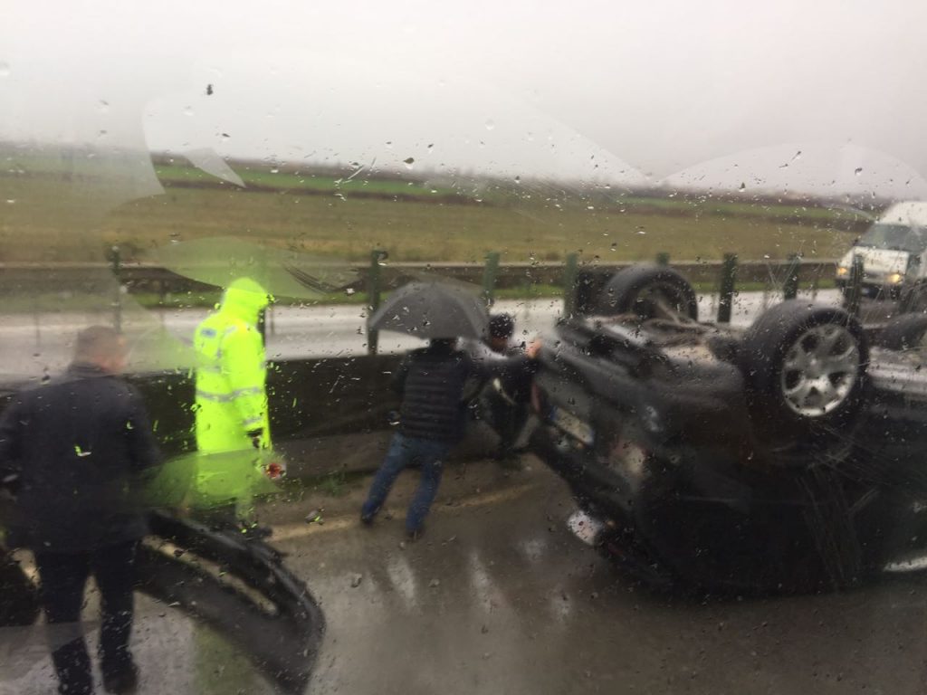 FOTO GALERI/ Aksident në autostradën Tiranë – Durrës, përmbyset automjeti plagoset shoferi