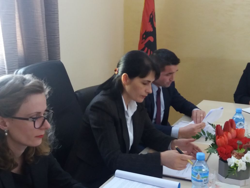 Çështja ARMO, Arta Marku “ju tund” prangat “bletës së artë” në Tiranë dhe tatimorëve në Fier