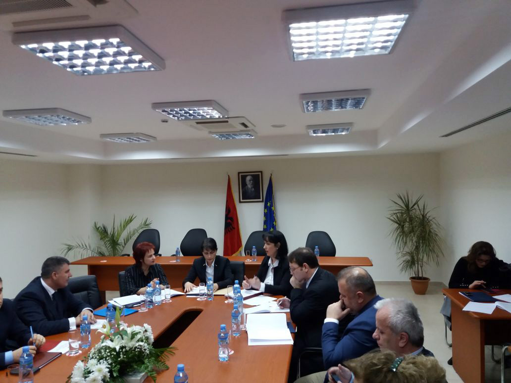 FOTO/ Arta Marku nga Korça, një listë me porosi për vartësit e saj në Prokurori