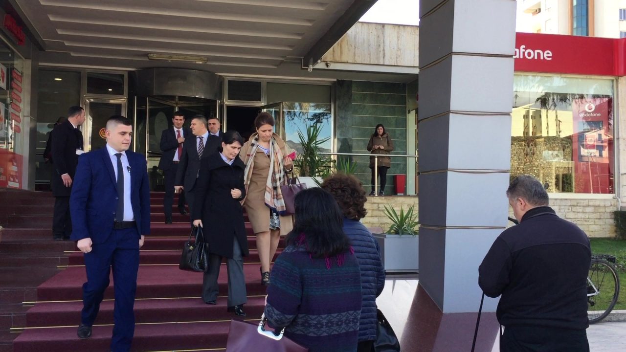 FOTO & ARSYEJA/ Arta Marku vizitë të befasishme, e dyta brenda pak ditëve në Elbasan