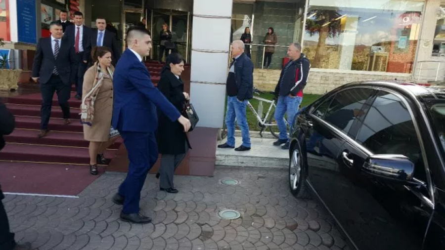 FOTO & ARSYEJA/ Arta Marku vizitë të befasishme, e dyta brenda pak ditëve në Elbasan