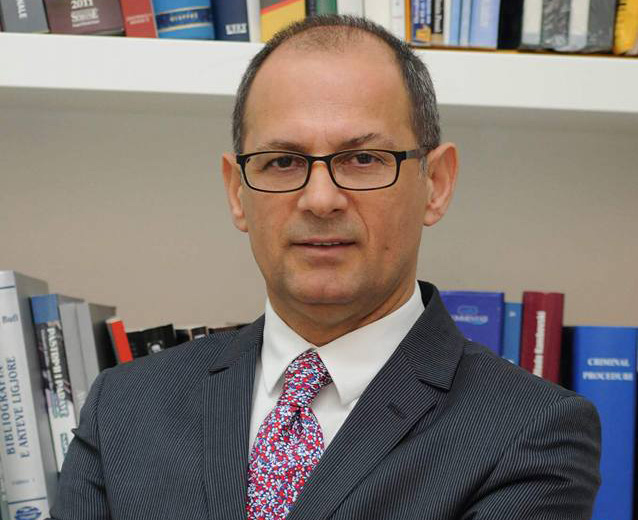 EMRI & FOTO SKANDAL/ Largimin e Konit e kërkon Dekani idhtar dhe “reklamues” i Fondacionit të Saimir Tahirit