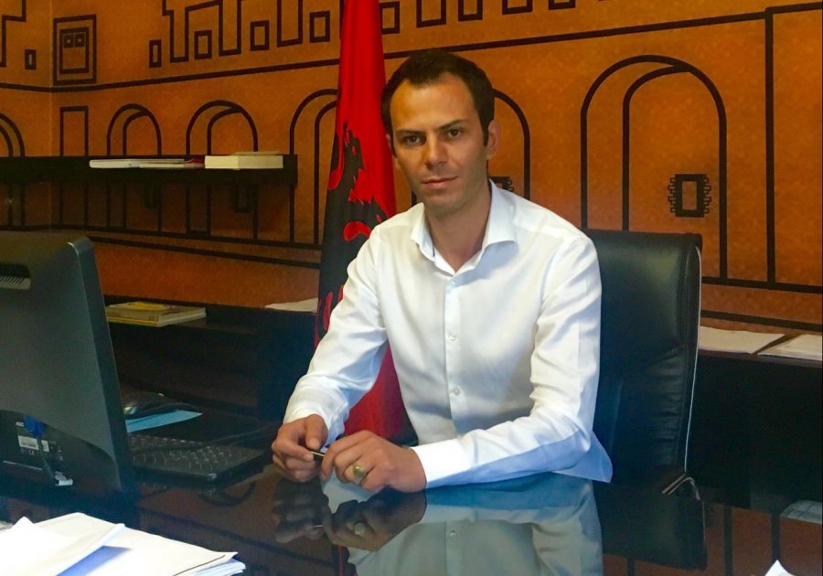 FOTO & EMRI/ Abuzimi me pronat, kryebashkiaku i Rrogozhinës “burgoset” në Shqipëri, ja vendimi i Gjykatës