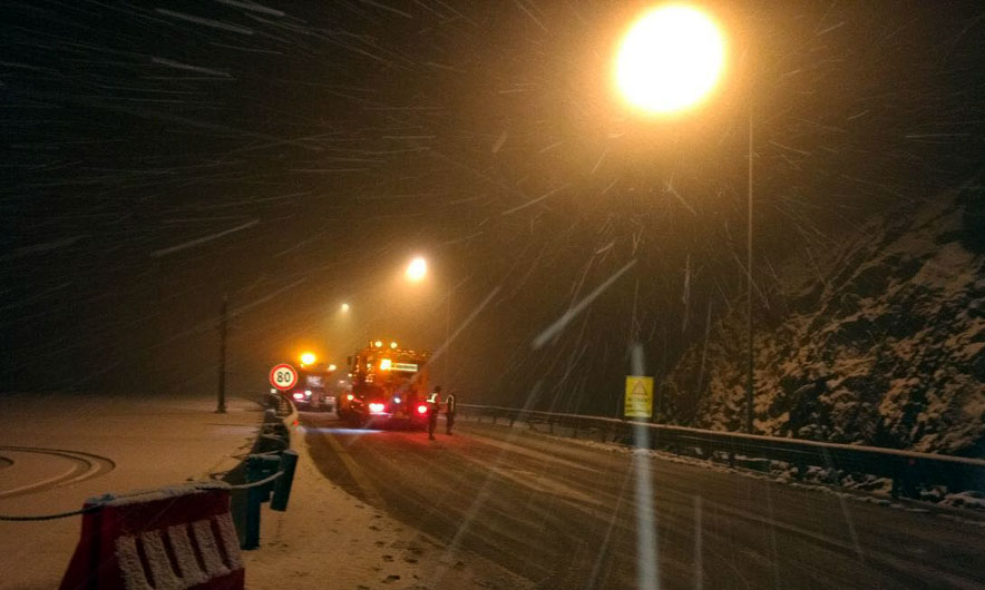 FOTO GALERI/ Kukës, reshje bore dhe mjegull, vështirësi qarkullimi për automjetet