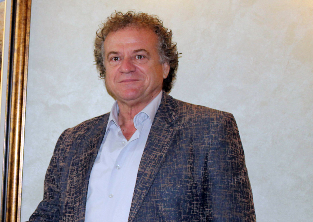 Aktorëve u mbyllen dyert e TK, shpërthen aktori: Askush se çan trapin për ne…