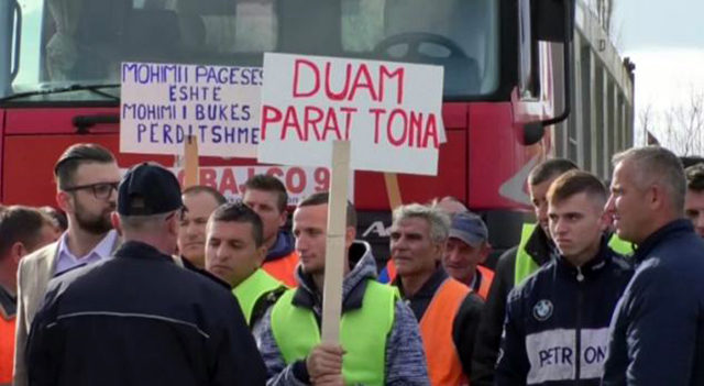 Punëtorët e bypass Fier – Vlorë, protestë para parlamentit: Duam paret tona