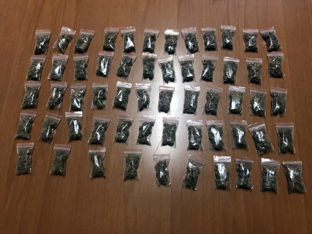 EMRA & FOTO/ Tiranë, prangosën tre shpërndarës, “furnizonin” shkollat me kanabis