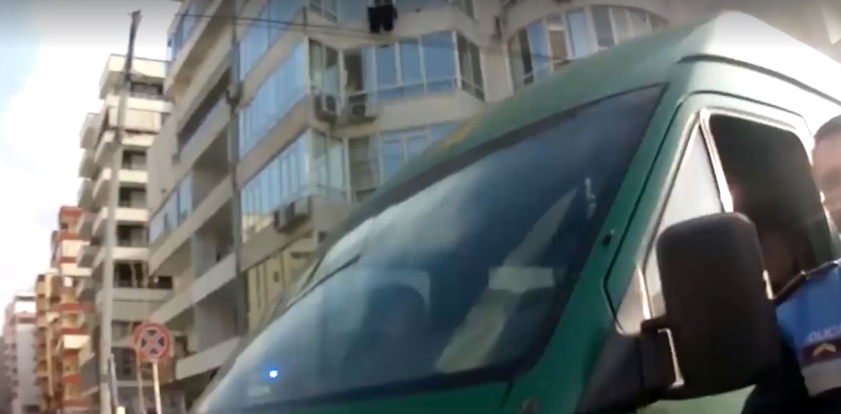 EMRI & VIDEO/ Drejtuesi i autobusit transporton nxënës i dehur dhe pa asnjë dokument