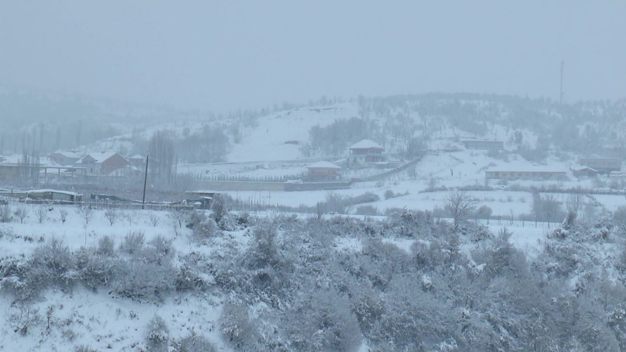 Bora “mbyll” shkollat në Dibër e Shkodër