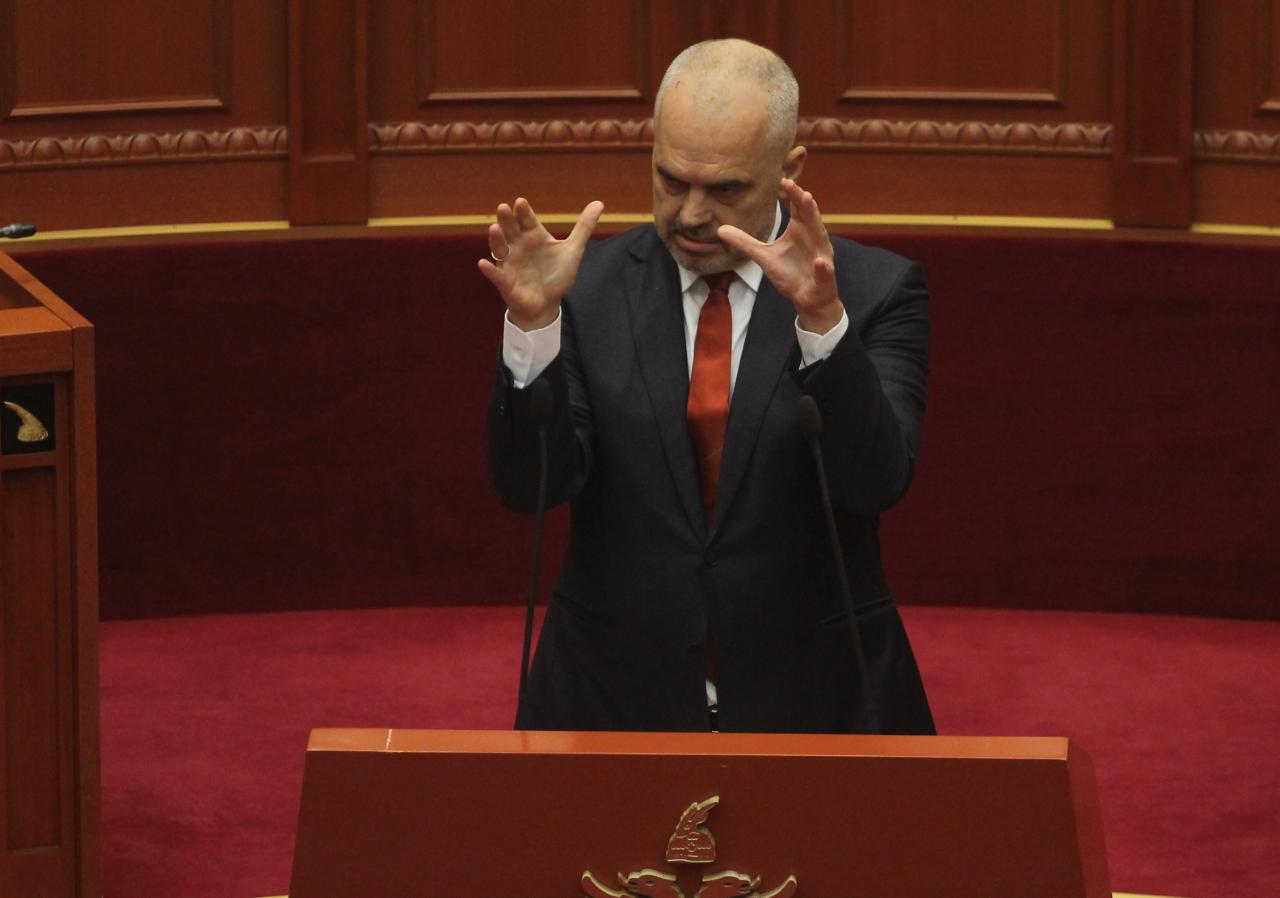 FOTO GALERI/ Edi Rama aktron me gjeste në Kuvend, por ministres së tij të Drejtësisë, sot nuk mundi t’ia kalojë