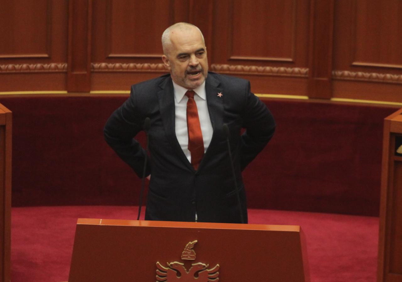 FOTO GALERI/ Edi Rama aktron me gjeste në Kuvend, por ministres së tij të Drejtësisë, sot nuk mundi t’ia kalojë