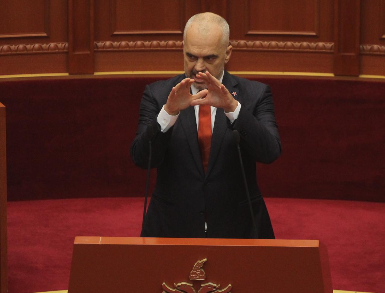 FOTO GALERI/ Edi Rama aktron me gjeste në Kuvend, por ministres së tij të Drejtësisë, sot nuk mundi t’ia kalojë