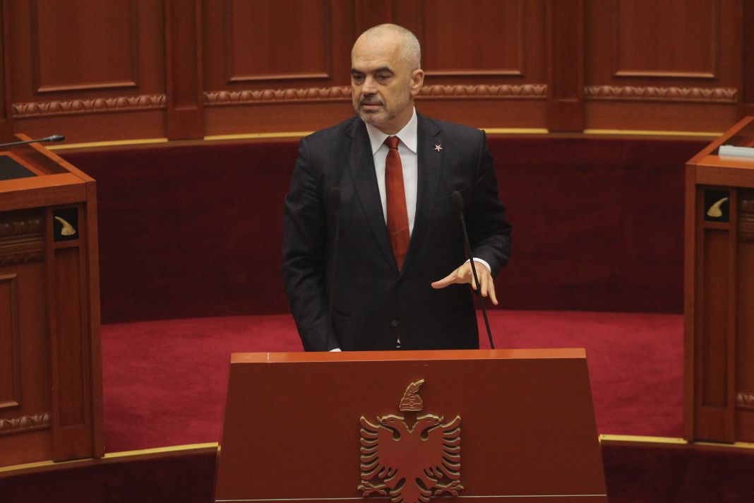 FOTO GALERI/ Edi Rama aktron me gjeste në Kuvend, por ministres së tij të Drejtësisë, sot nuk mundi t’ia kalojë