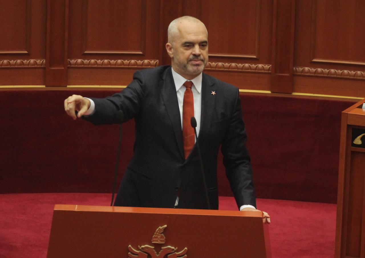 FOTO GALERI/ Edi Rama aktron me gjeste në Kuvend, por ministres së tij të Drejtësisë, sot nuk mundi t’ia kalojë
