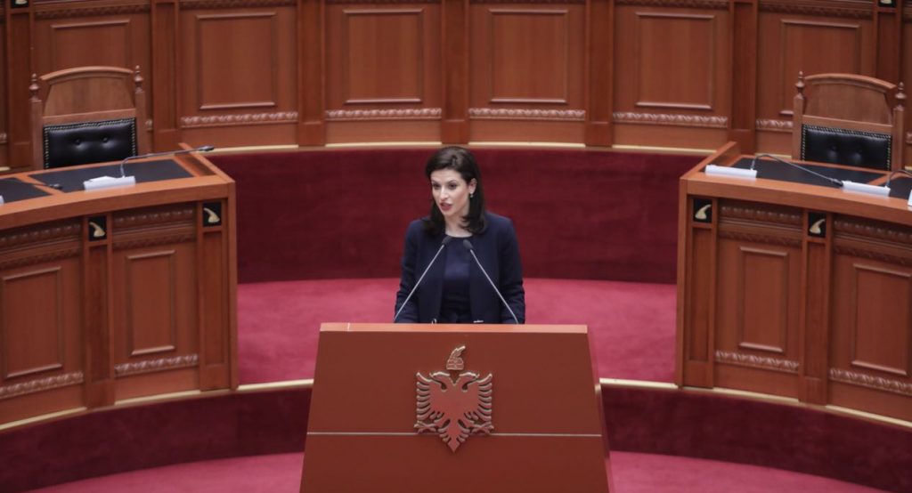 VIDEO/ Shtohen aktorët konkurrentë të Edi Ramës në qeveri, shikoni si interpreton Etilda Gjonaj para deputetëve