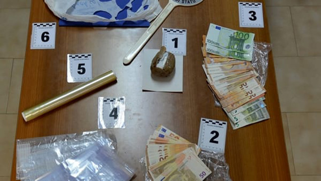 Itali, shqiptari i paduruar kapet me 20 mijë euro kokainë, e mijëra euro në dyshek