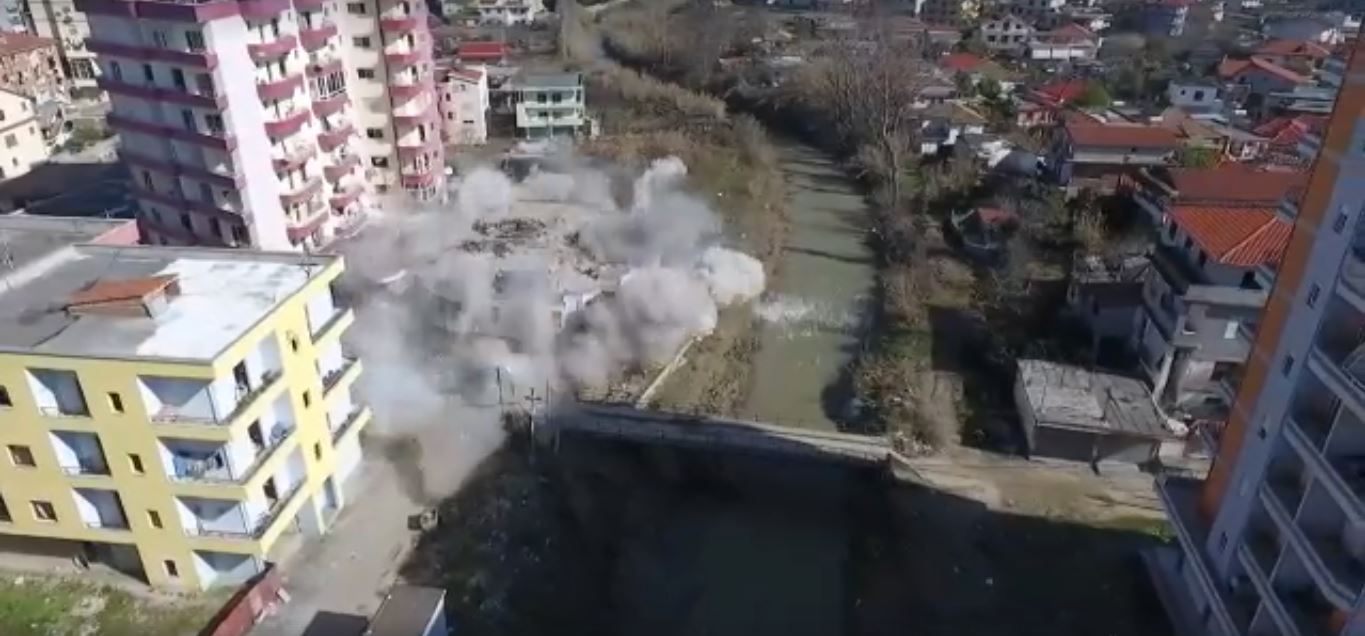 VIDEO & FOTO/ Fier, shpërthim i fuqishëm eksplozivi, rrafshohet godina 6-katëshe