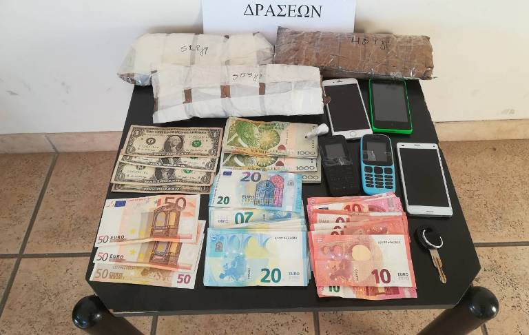 FOTO/ Janinë, policia ndjek makinën, 2 grekë dhe 1 shqiptar kapen me 1.5 kg heroinë