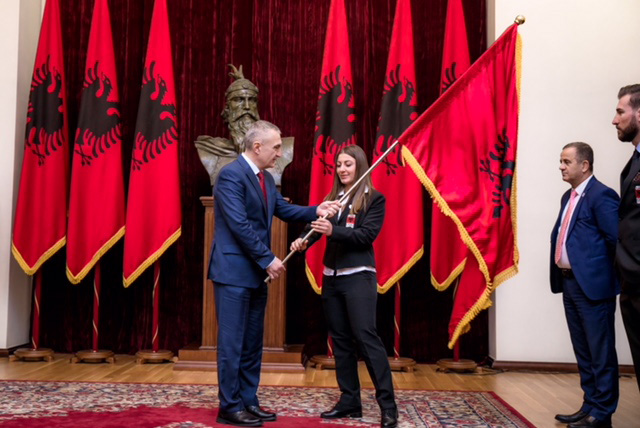 FOTO/ Presidenti Meta i dorëzon Flamurin Kombëtar ekipit shqiptar pjesëmarrës në Lojërat Olimpike Dimërore “Pyeongchang 2018”