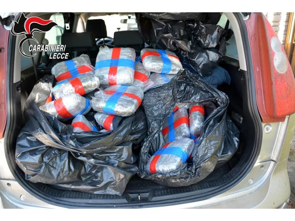 EMRA & FOTO GALERI/ Itali, kapen 250 kg marijuanë në Leçe, arrestohen 2 shqiptarë dhe 1 italian