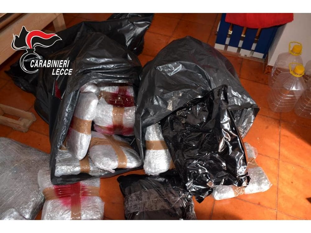 EMRA & FOTO GALERI/ Itali, kapen 250 kg marijuanë në Leçe, arrestohen 2 shqiptarë dhe 1 italian