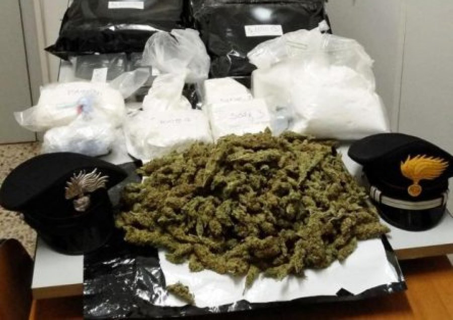 FOTO/ Itali, në pranga shqiptari me 5 kg kokainë dhe 10 kg kanabis