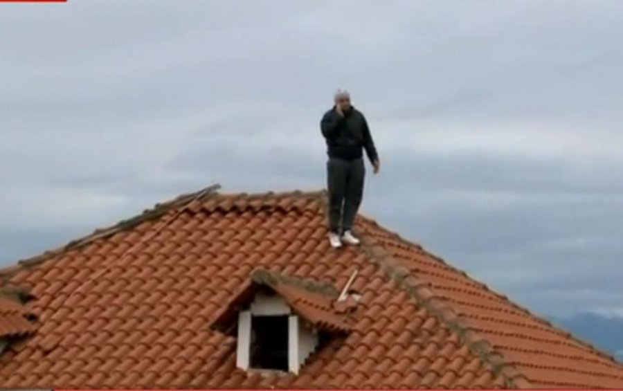 EMRI & FOTO/ Tiranë, rrezikon t’i shembet banesa e ndërtuar në zonën e mbrojtur, i riu kërcënon se do hidhet nga çatia