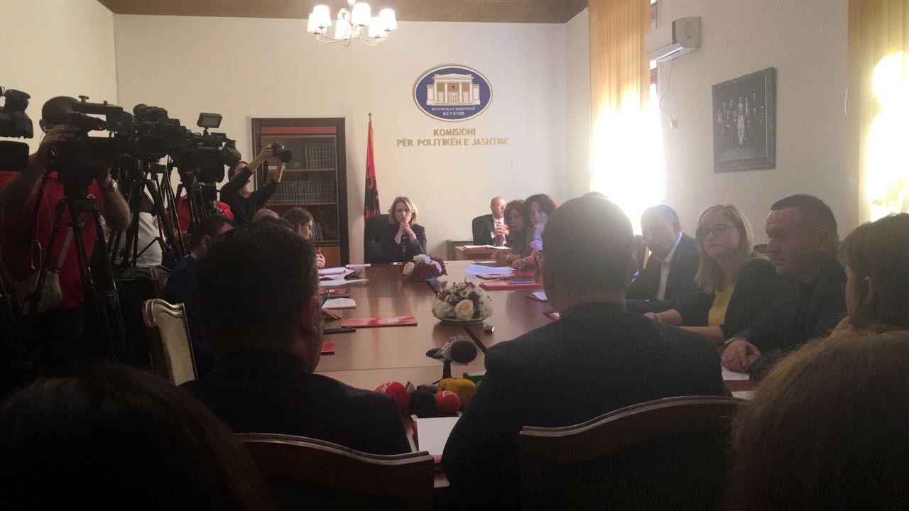 KËRKESA/ Marrëveshja me Greqinë, deputetë e opozitës thërrasin në seancë dëgjimore ministrin Ditmir Bushati, ja 7 pyetjet “me spec”