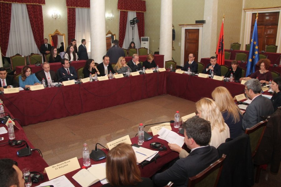 Deputeti “ia plas” në Komitetin e Stabilizim-Asociiimit: E konfirmoi edhe “Tahiri”, 20% të votuesve iu dhanë para për votën, u shpërndanë 5 milionë euro