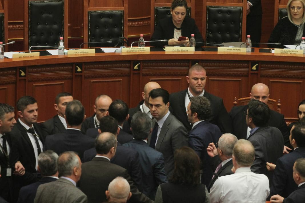 VIDEO & FOTO GALERI/ Nezar Seitaj tremb mazhorancën, Gramoz Ruci ndërpret seancën